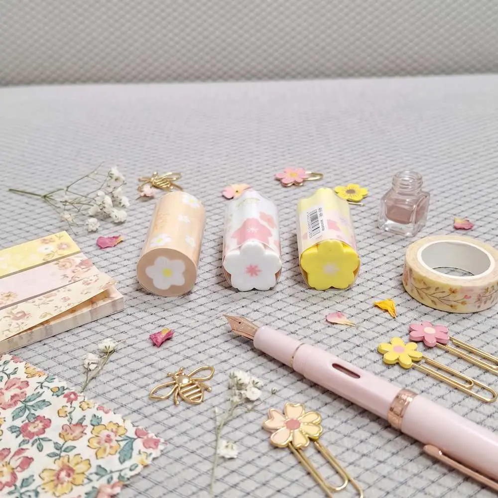 خرید پاک کن عطری استوانه ای طرح گل