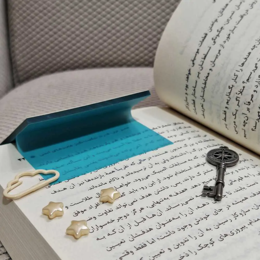 تست استیک نوت شفاف مربعی رنگ سبز روی نوشته