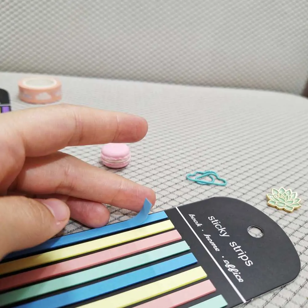نمای نزدیک و نمونه استیک نوت نواری بلند Sticky Strips